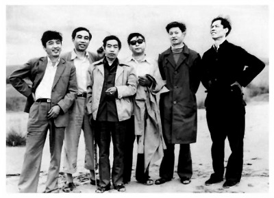路遥（左四）与贾平凹（左三）、陈忠实（右一）等人合影，三人被称为陕西文学界的“三驾马车”。资料图片
